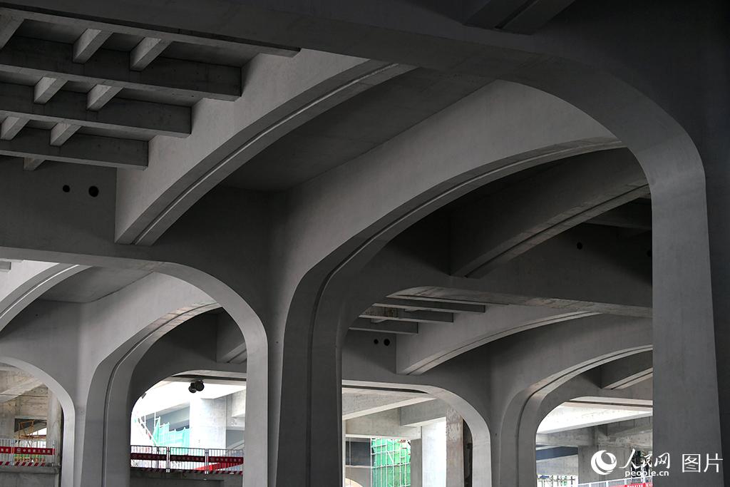 2020年7月8日，京雄城際鐵路雄安站清水混凝土工程基本完工。極具現代感的地面候車大廳，呈現出近於混凝土本色的自然之美。孫立君/攝