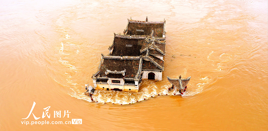 2020年7月12日，湖北鄂州受連日暴雨影響，有著700余年歷史的長江第一閣觀音閣被洪水圍困。陳凌志/人民圖片