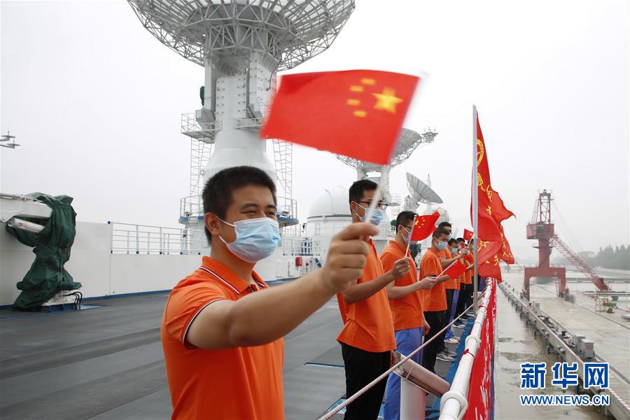 7月13日，遠望6號船駛離中國衛星海上測控部碼頭，船員揮手道別。新華社發（倪棟梁 攝）
