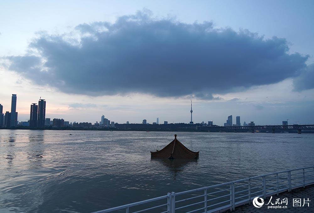 2020年7月13日19時33分，江水已淹到武昌黃花磯涼亭頂的邊沿。