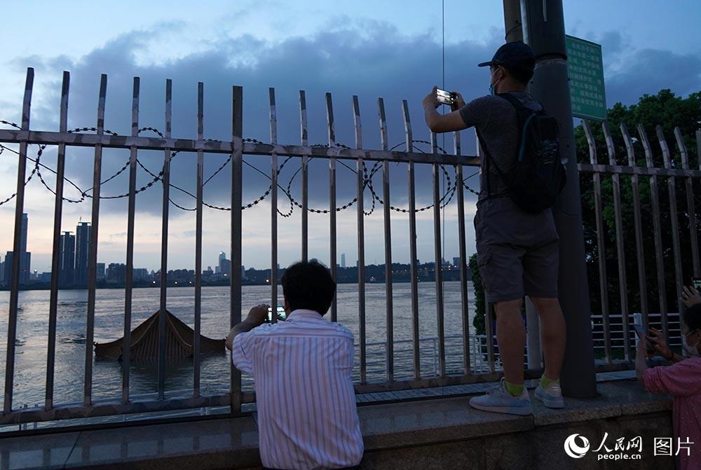 2020年7月13日19时39分，市民给已淹的武昌黄花矶凉亭拍照。