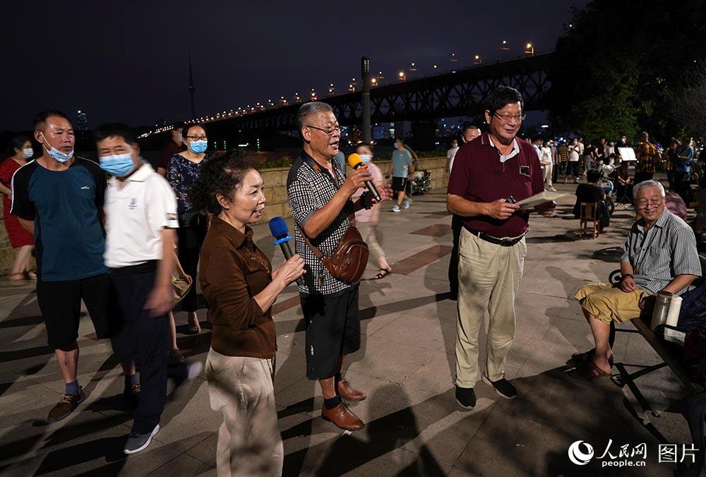 2020年7月13日20時22分，不少市民在長江邊唱歌跳舞度夏。
