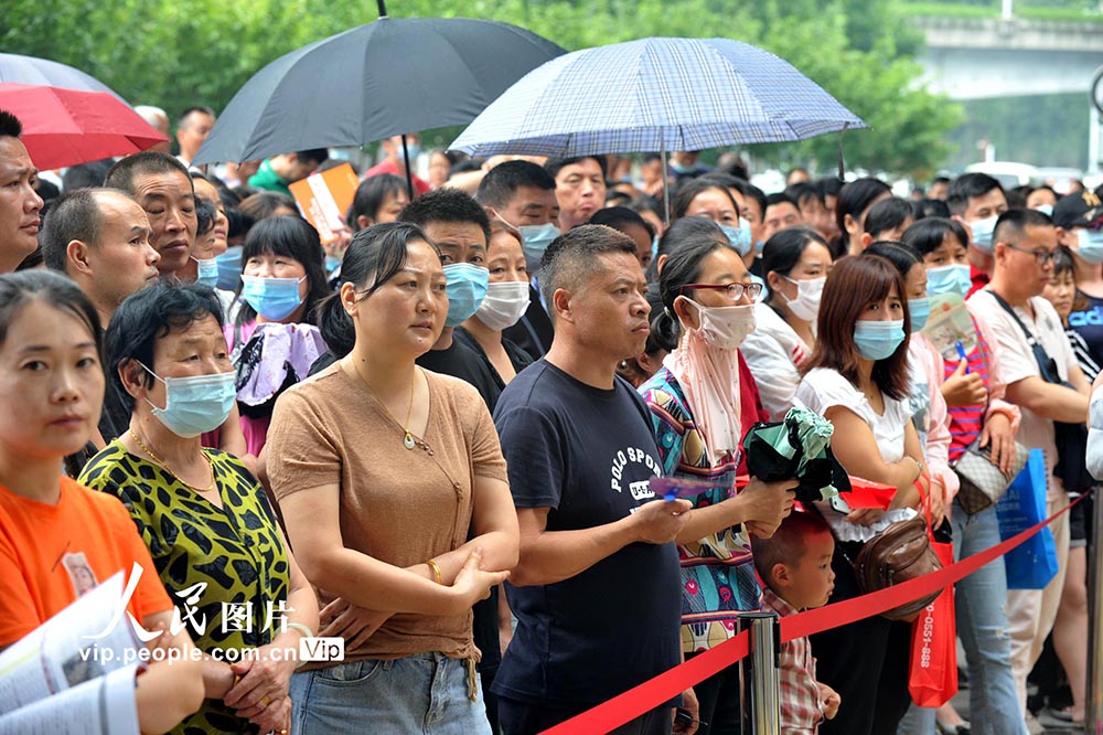 7月14日，合肥市瑤海區第三十八中考點，家長在考點外等待。