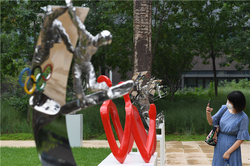 7月13日，參觀者在拍攝展出的雕塑作品。