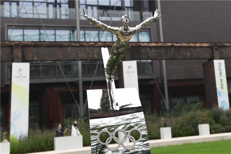 這是展出的雕塑作品《高台跳——輕舞飛揚》（7月13日攝）。