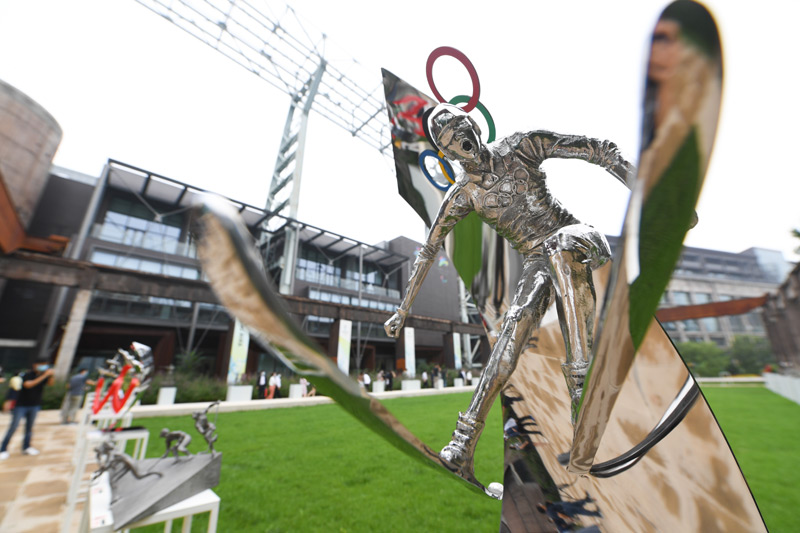 這是展出的雕塑作品《自由式滑雪——翱》（7月13日攝）。