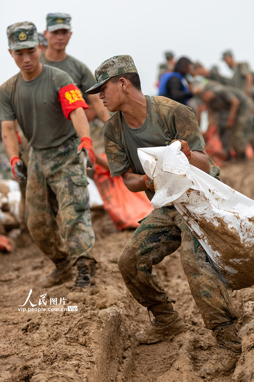 2020年7月14日，安徽省銅陵市郊區陳瑤湖鎮橫埠河南堤 ，東部戰區陸軍某旅官兵在搬運沙袋。