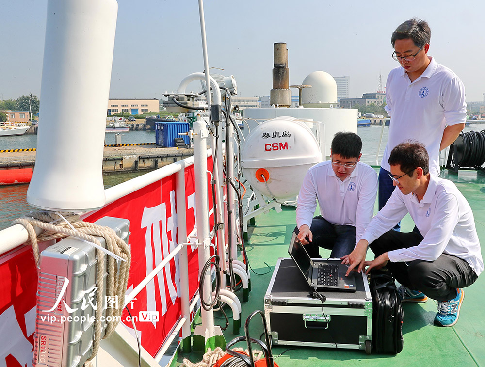 7月15日，秦皇島無線電管理局工作人員在海上進行無線電頻率監測。