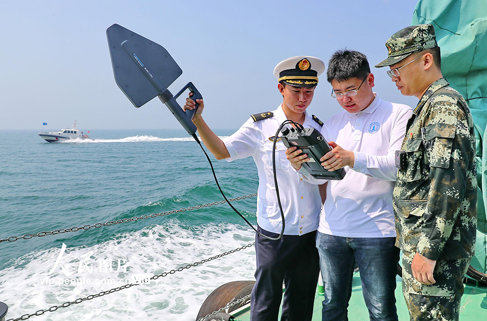 7月15日，參加聯合執法的工作人員在海上進行無線電頻率監測。 