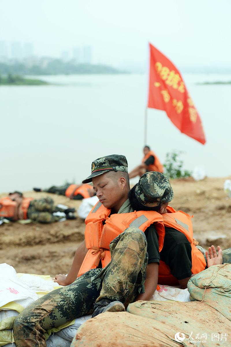 戰士們和衣躺在堤壩上隨時准備應對臨時險情。人民網記者 陳斌 攝