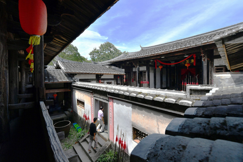 7月19日，游客在永泰县嵩口镇月洲村宁远庄里游玩。