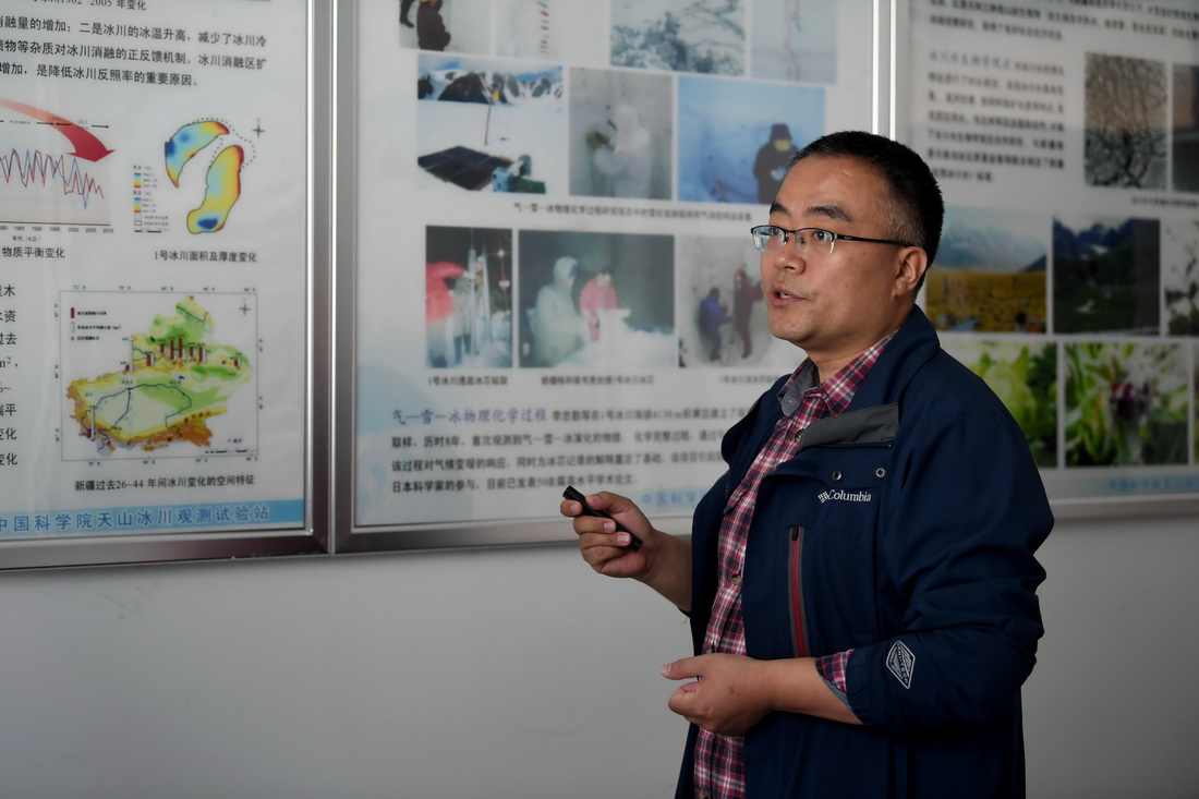7月16日，中國科學院西北生態環境資源研究院天山冰川觀測試驗站工程師周平介紹天山一號冰川情況。新華社記者沙達提攝