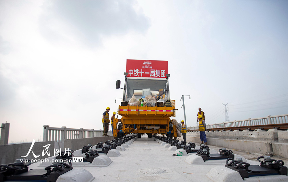 江苏海安：盐通高铁铺轨忙【4】