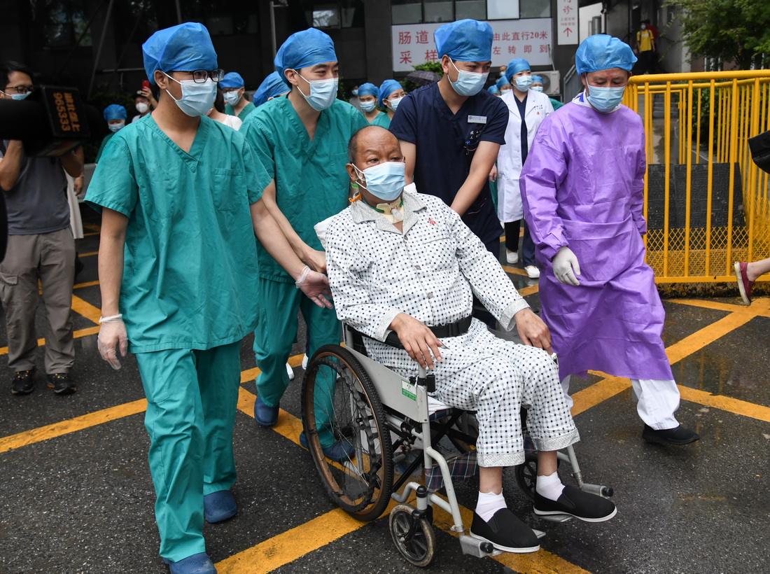 7月21日，武汉大学人民医院医护人员护送崔先生出院。