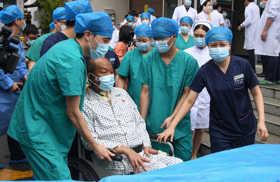 7月21日，武汉大学人民医院医护人员护送崔先生出院。