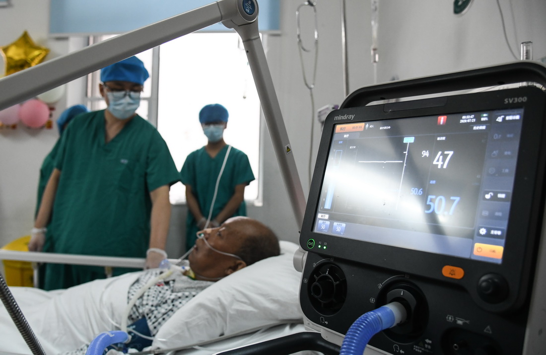 7月21日，武汉大学人民医院医护人员为崔先生出院做准备。