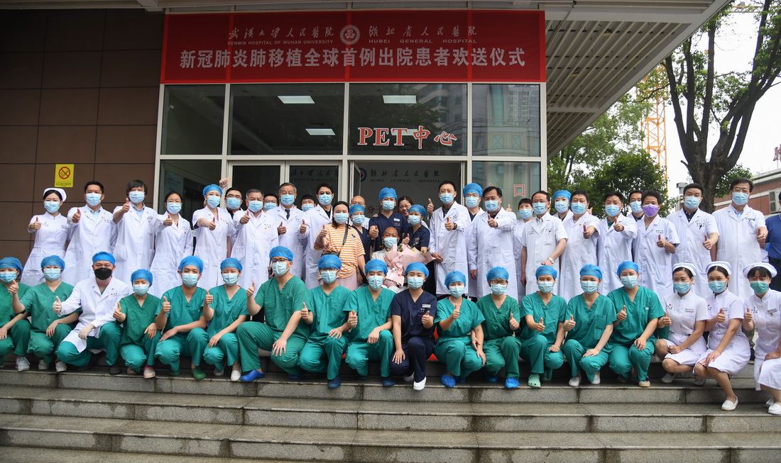 7月21日，武汉大学人民医院医护人员与崔先生及其家人等一起合影。