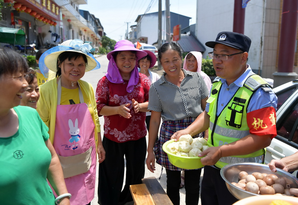 7月22日，島上還未撤離的居民給民警們送來了自己做的包子和茶葉蛋。