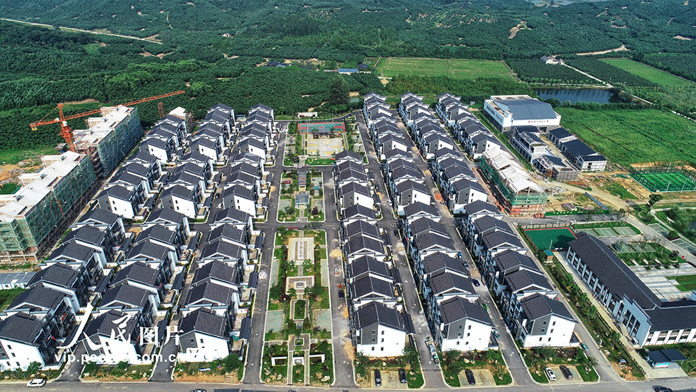 2020年7月23日，俯瞰浙江省湖州市德清縣阜溪街道龍勝村，一幢幢白牆黛瓦的新農居房在低丘緩坡拔地而起。