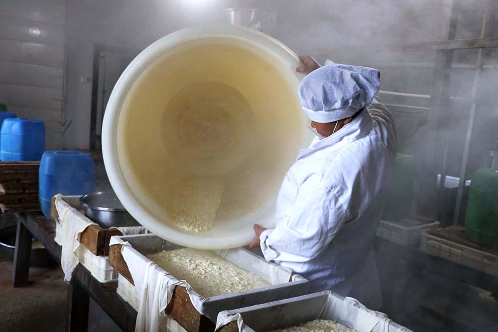 2020年6月5日早上7點，趙玉芝將桶中剩余的豆漿倒入壓制容器中。趙春剛 攝