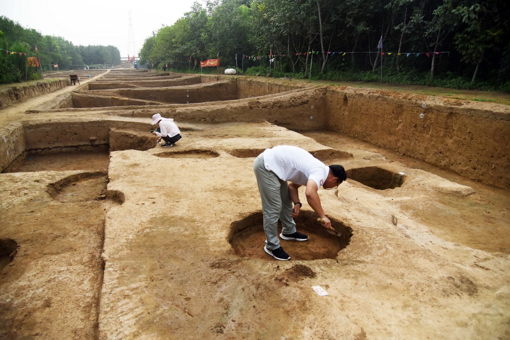 7月28日，考古工作者在對濟南梁王遺址內戰國時期古城遺址進行考古發掘。