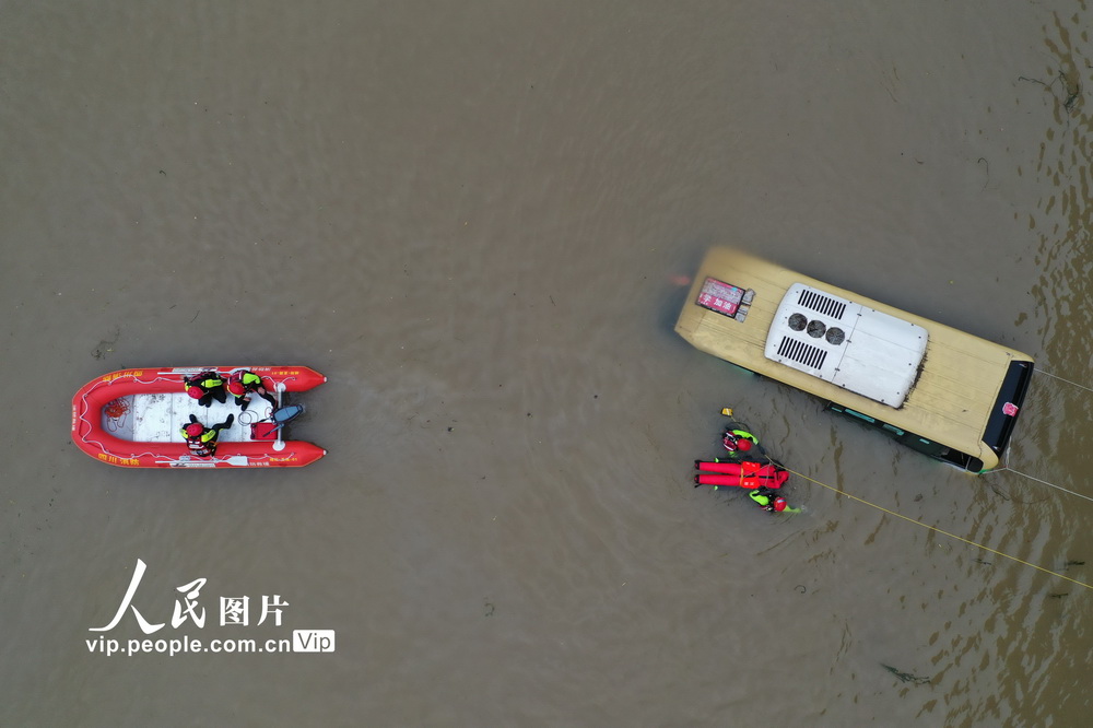 7月30日，在涪江四川省遂寧段江面上，參演消防指戰員進行公交車墜江救援演練。李向雨/人民圖片