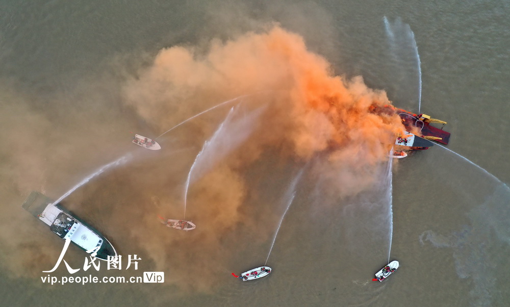 7月30日，在涪江四川省遂寧段江面上，參演消防指戰員進行船舶火災事故救援演練。李向雨/人民圖片