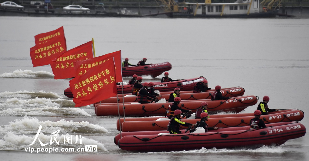 7月30日，在涪江四川省遂寧段江面上，參演消防指戰員組成編隊行進。李向雨/人民圖片