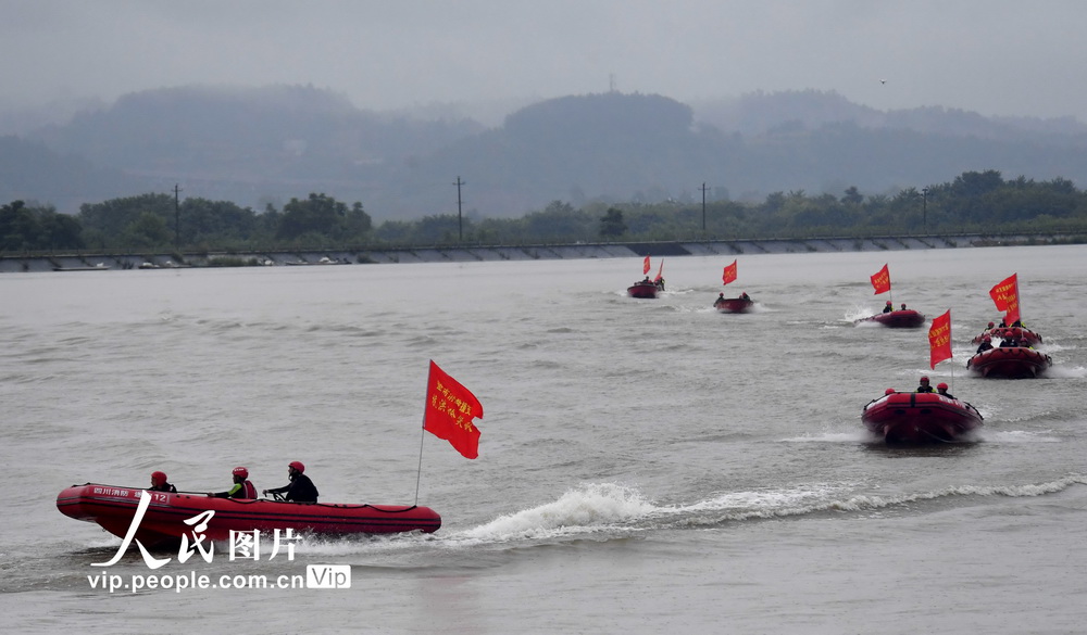 7月30日，在涪江四川省遂寧段江面上，參演消防指戰員組成編隊行進。李向雨/人民圖片