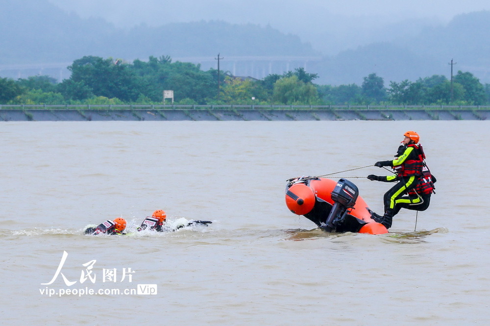 7月30日，在涪江四川省遂寧段江面上，消防潛水員潛入江中進行水下救援演練。劉昌鬆/人民圖片