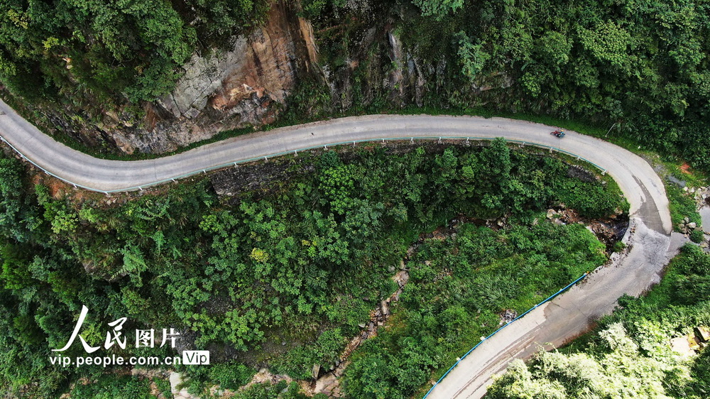 7月28日，張林昌騎著摩托車行駛在貴州省錦屏縣河口鄉培隴村的通村公路上。