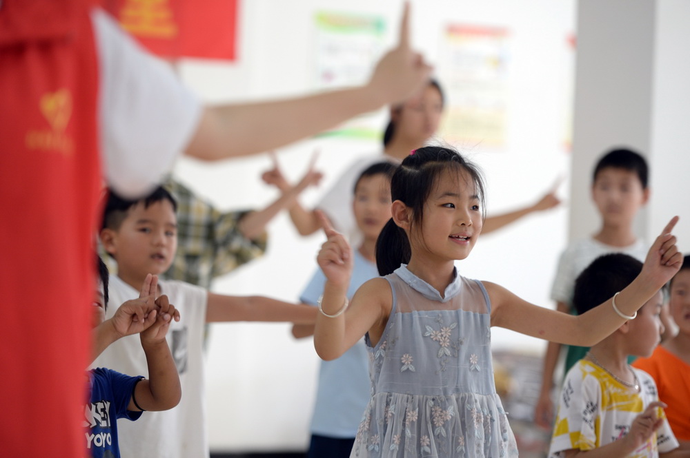 志願者在教小朋友們唱歌跳舞