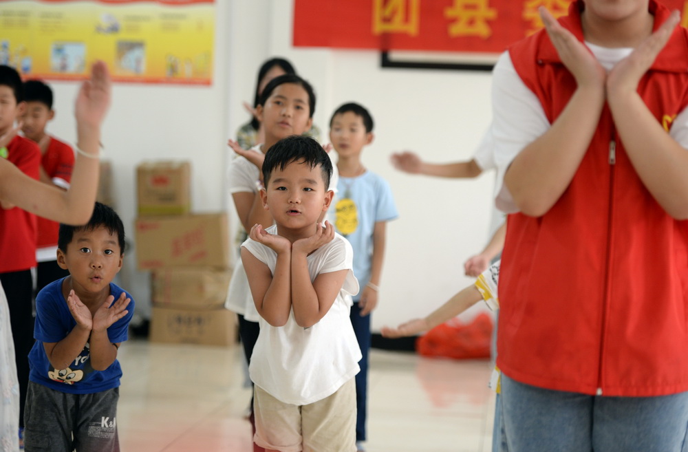 志願者在教小朋友們唱歌跳舞