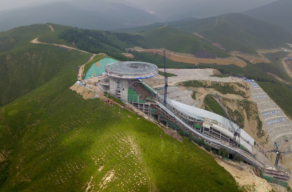 這是位於張家口賽區的國家跳台滑雪中心（7月30日無人機拍攝）。