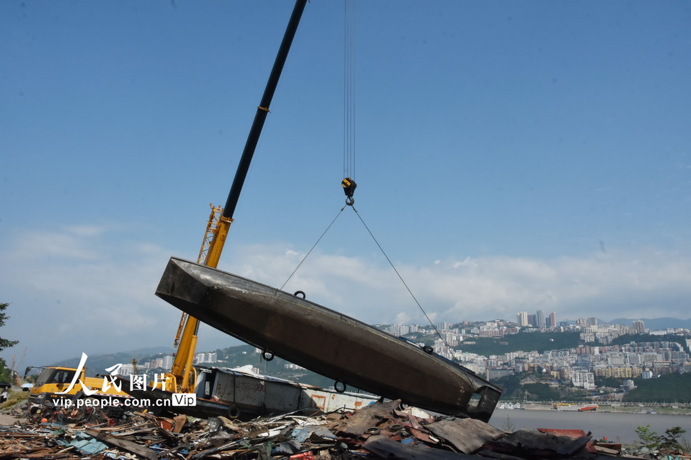7月31日，吊車將漁船吊上岸進行拆解。