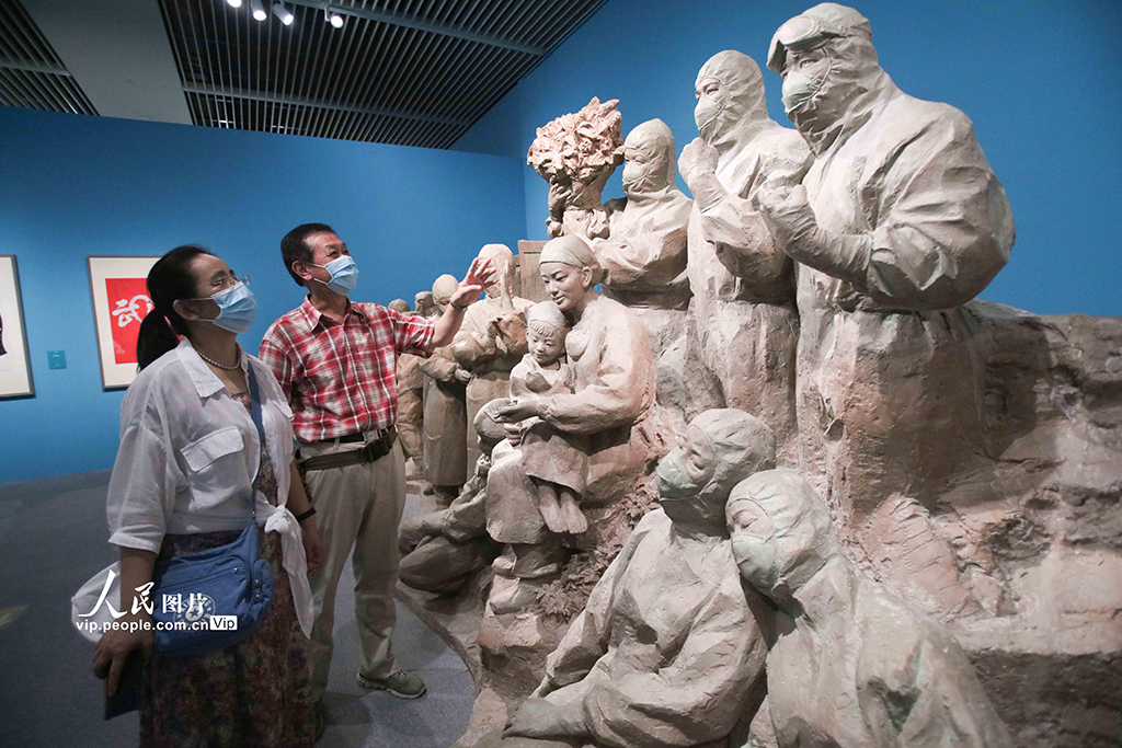 众志成城——抗疫主题美术作品展在中国国家博物馆开展