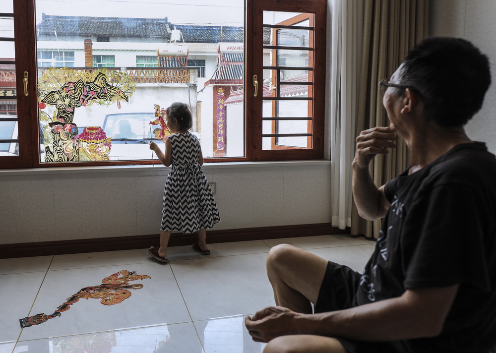8月1日，皮影藝人蔡善存在家中與小孫女玩皮影。