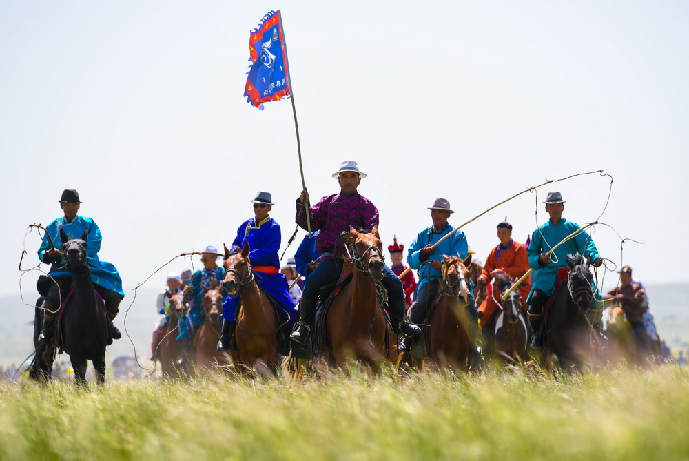 8月2日，群眾馬隊方陣在開幕式上進行表演。