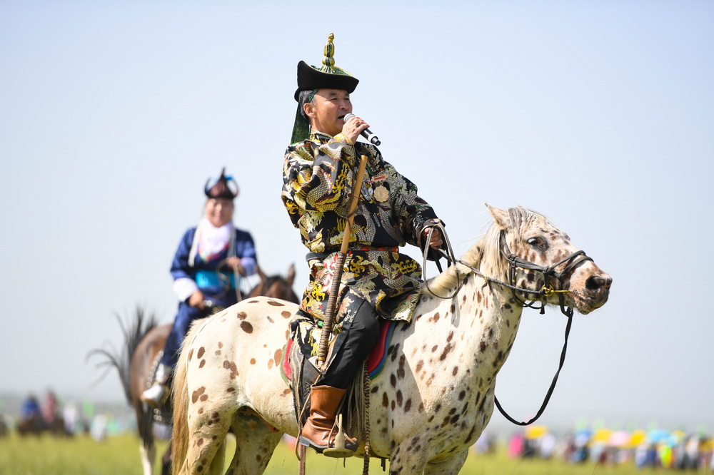 8月2日，演員在開幕式上表演蒙古族傳統說唱藝術潮爾道。