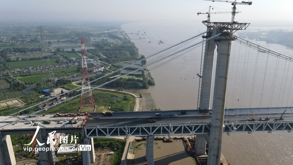 江蘇揚州：五峰山長江大橋開始鋪設瀝青【5】