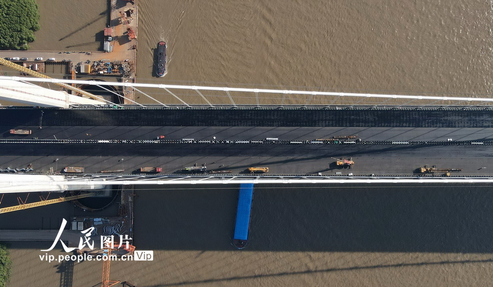 江蘇揚州：五峰山長江大橋開始鋪設瀝青【2】