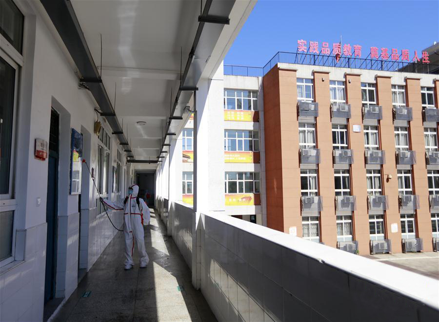 8月3日，消防員在武漢市第三寄宿中學教學樓走廊進行消殺作業。新華社發（王方 攝）