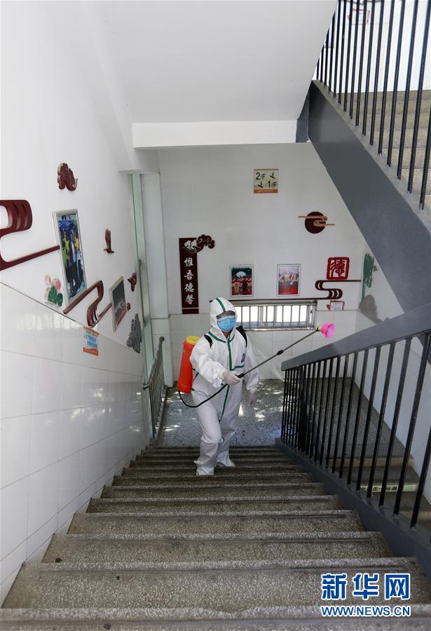8月3日，消防員在武漢市第三寄宿中學樓梯區域進行消殺作業。 新華社發（王方 攝）