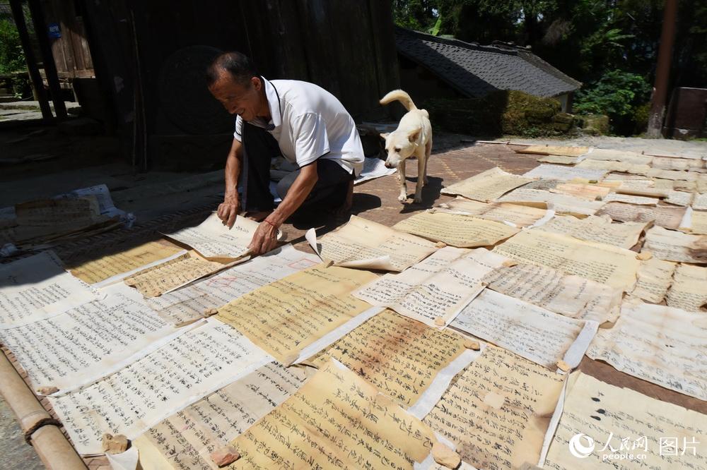 2020年8月4日，在贵州省锦屏县河口乡文斗苗寨，村民在晾晒“锦屏文书”。