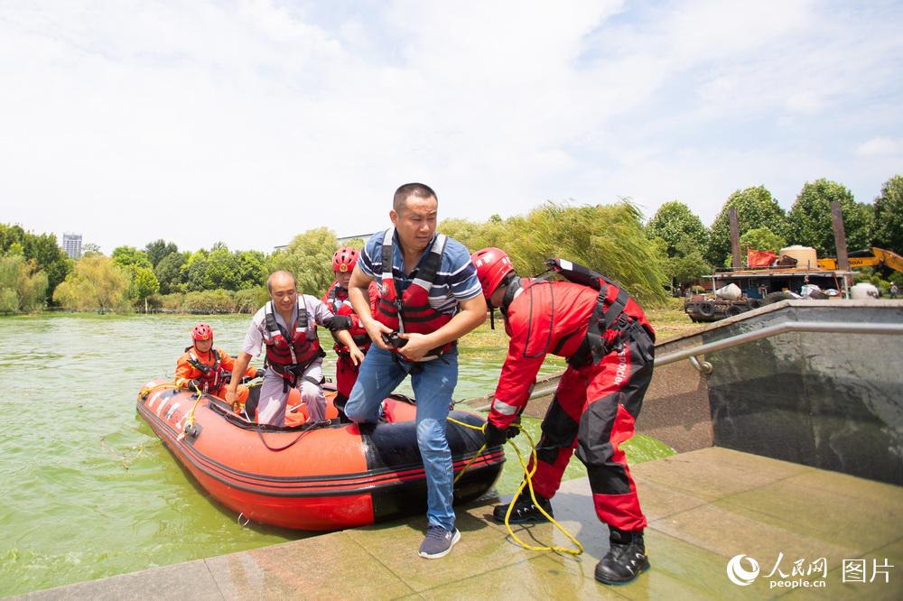 安徽巢湖藍藻爆發 上海消防下水清理【4】