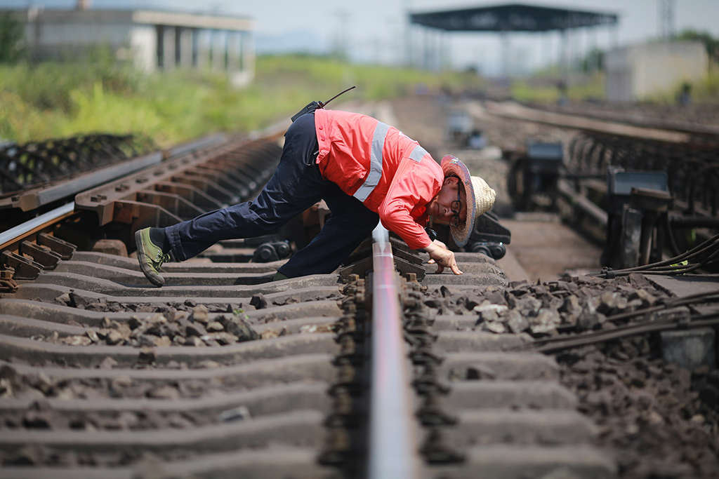 重慶工務段興隆場線路車間線路巡養三工區工長謝以見正在檢查線路狀態。