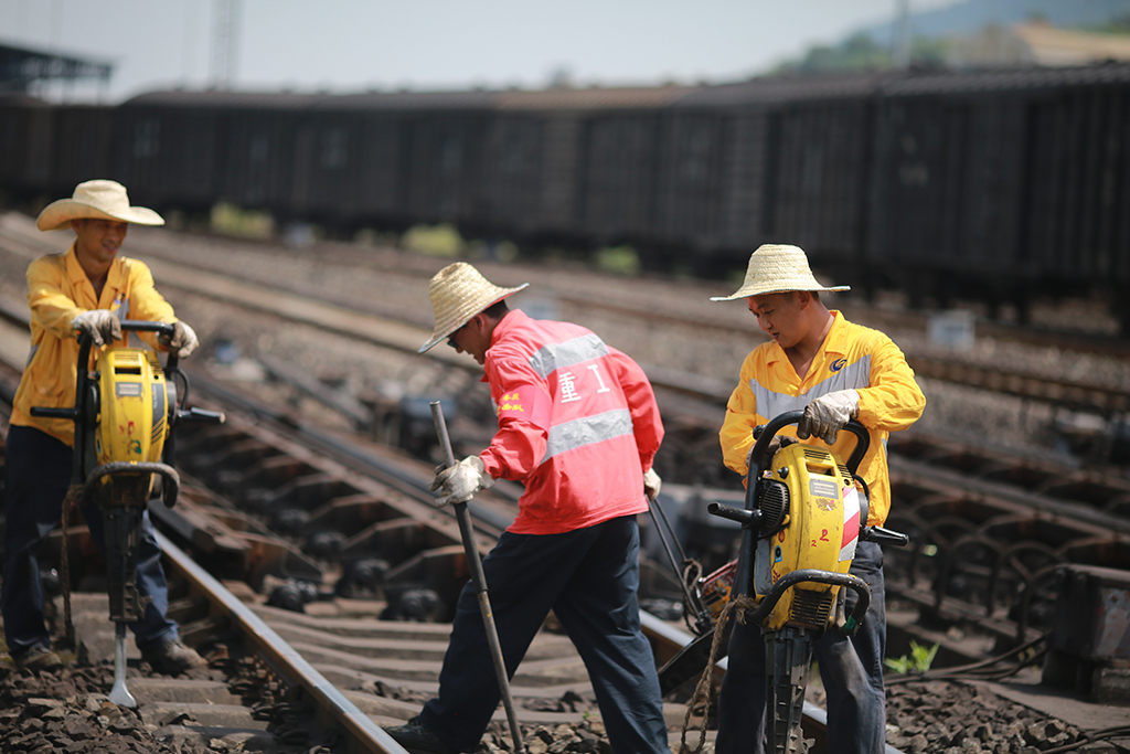 重慶工務段興隆場線路車間線路巡養三工區作業人員正准備將起撥道器放置到需起道位置。