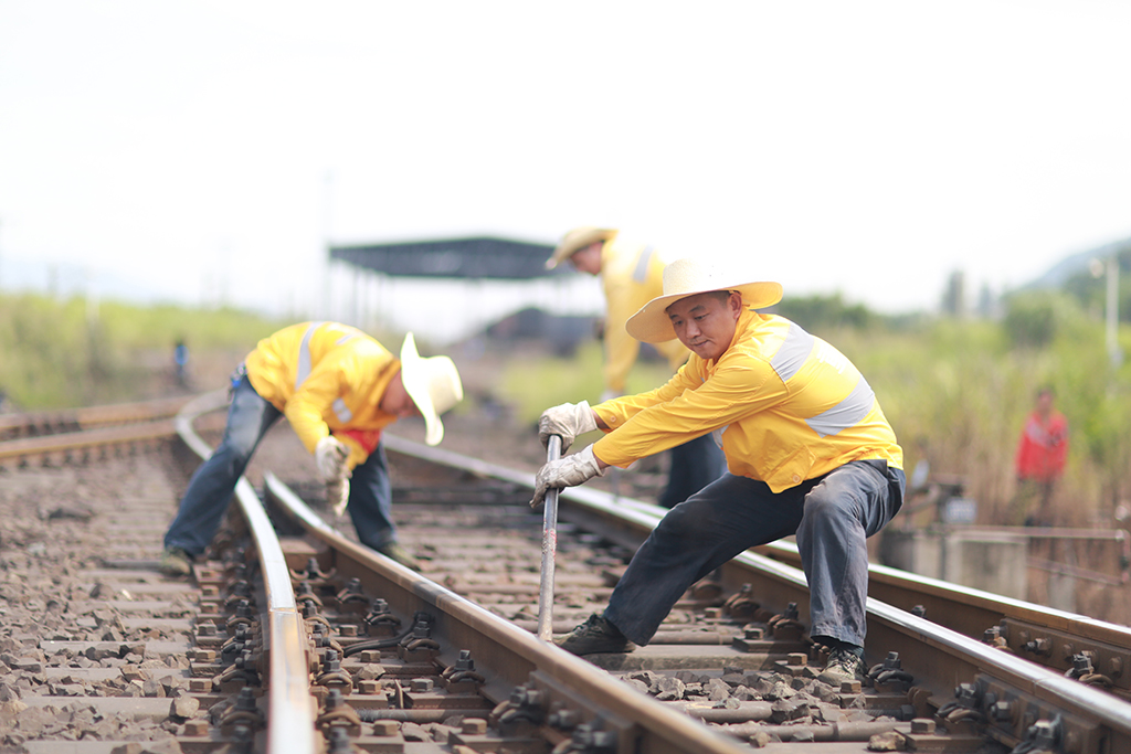 重慶工務段興隆場線路車間線路巡養三工區作業人員巡檢過程中對鐵路線路零配件進行緊固。