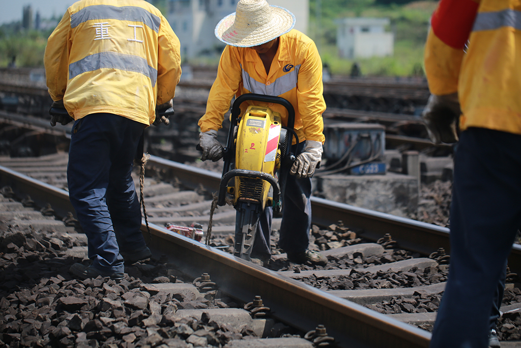 重慶工務段興隆場線路車間線路巡養三工區作業人員正在進行搗固作業。