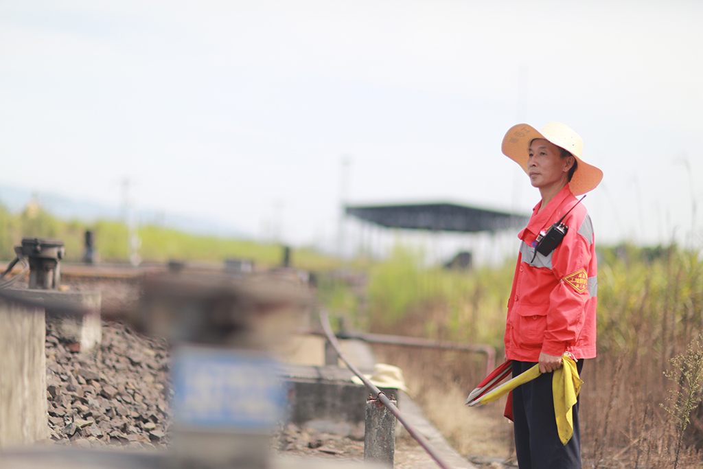 重慶工務段興隆場線路車間線路巡養三工區工地防護陳國強。
